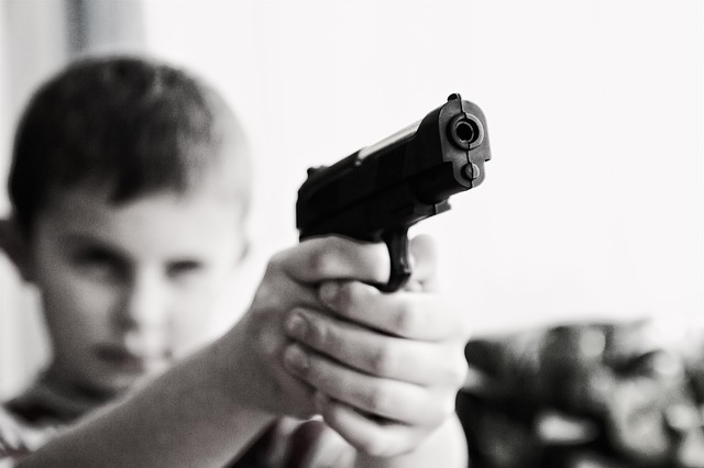 chlapec s pistolí
