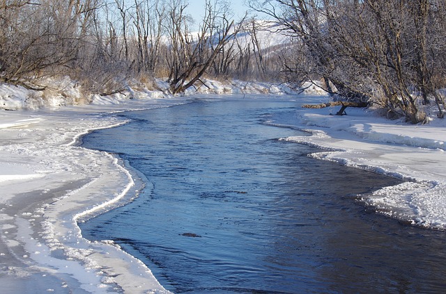 řeka v zimě