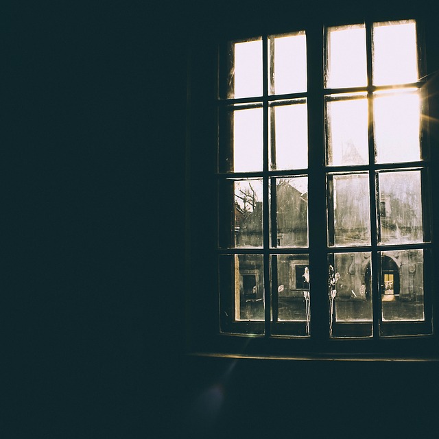 tmavé okno