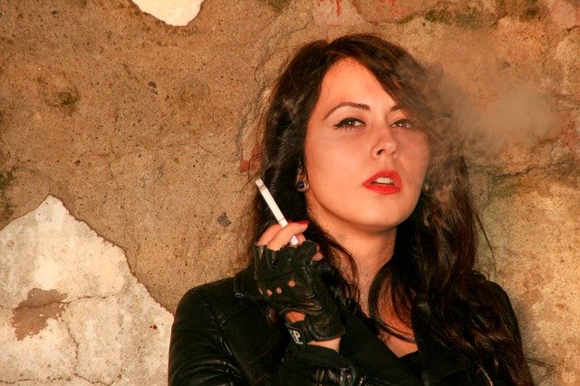 kouřící dívka