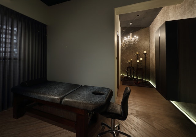 Čierne masážne kreslo v masážnom salóne